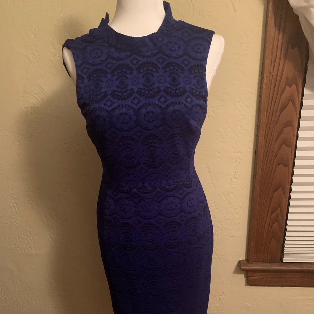 EUC Vince Camuto. Beautiful lace. Figure flattering.